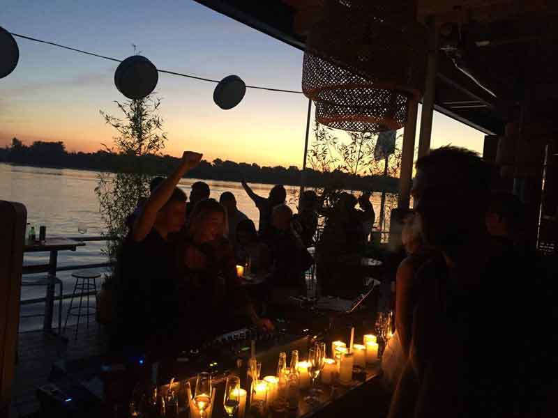 Petak veče na splavu Pristan