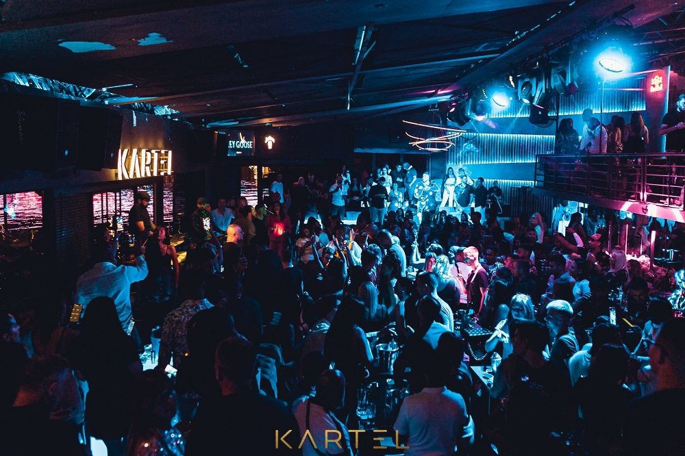 Kartel - doček Nove godine na splavu koji je sinonim za noćni provod