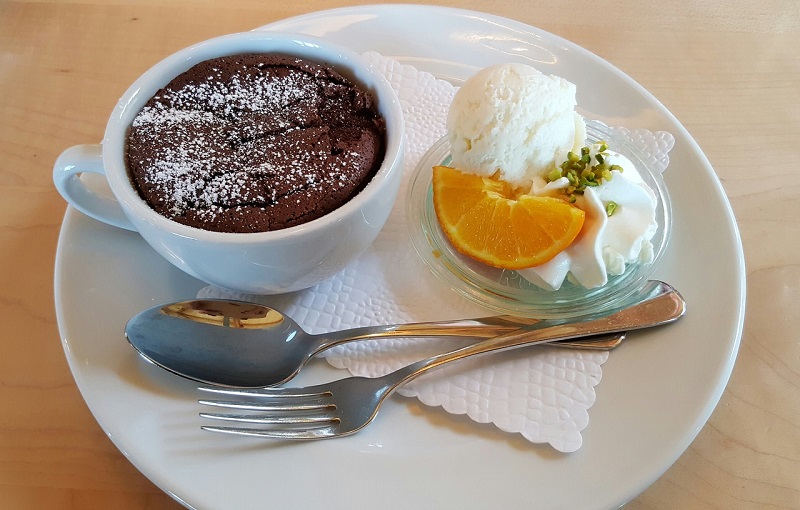 Kako napraviti čokoladni sufle sa sladoledom od vanile?