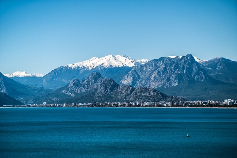 Nova godina 2027: Mediteran zimi - zašto sve više turista bira more umesto planine?