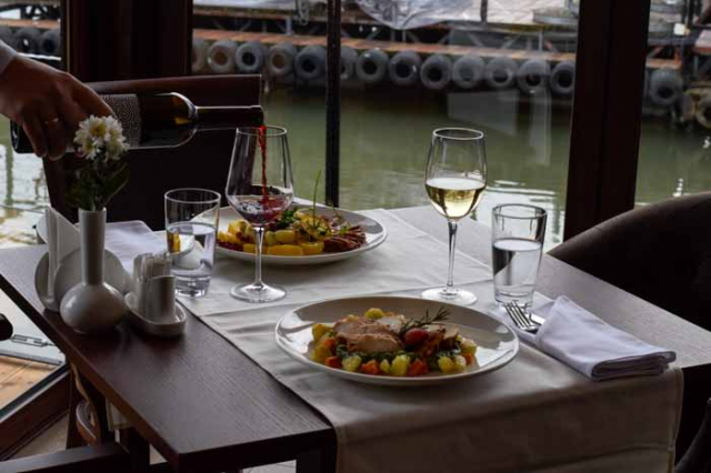 Tamburaški doček na splavu Bahus inn