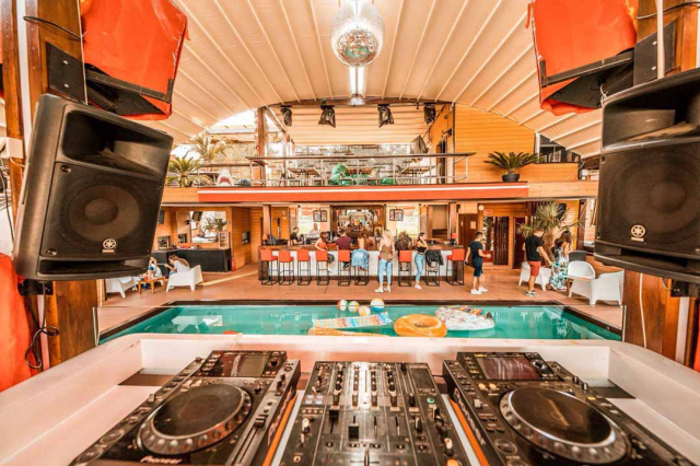 Jedinstven provod na splavu Hot Mess uz najpoznatije house zvuke