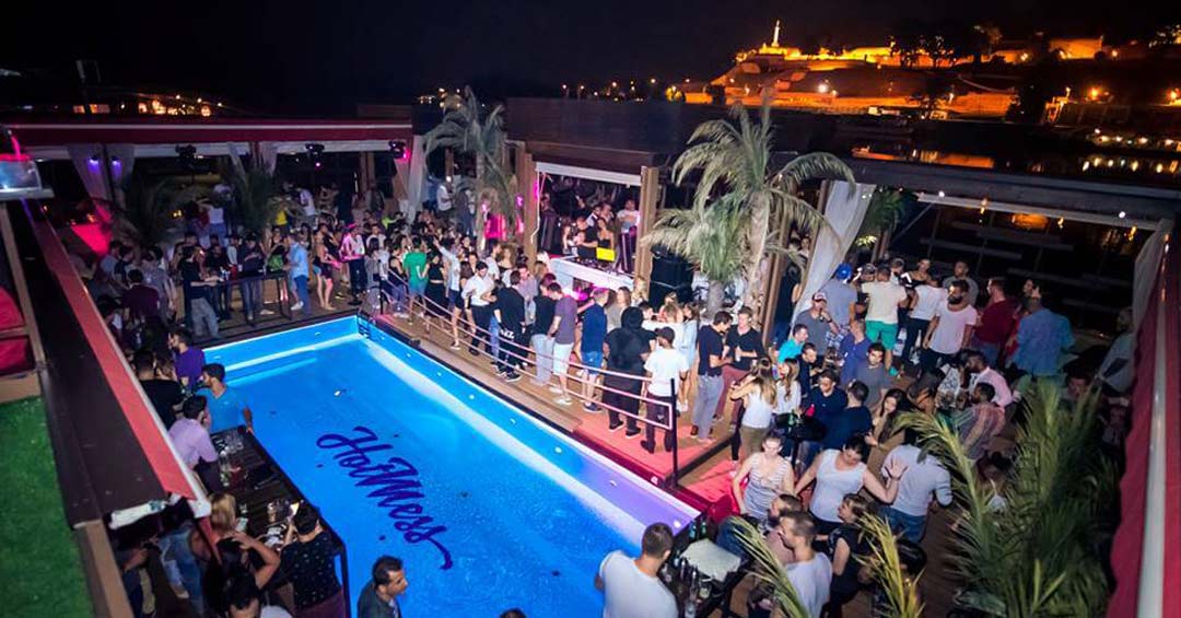 jedinstven provod na splavu hot mess uz najpoznatije house zvuke