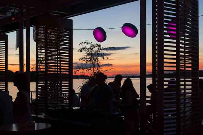 Petak veče na splavu Pristan