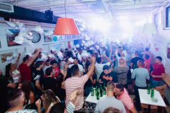pivnica oblak u pantalonama docek nove godine